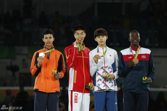 奖牌获得者合影