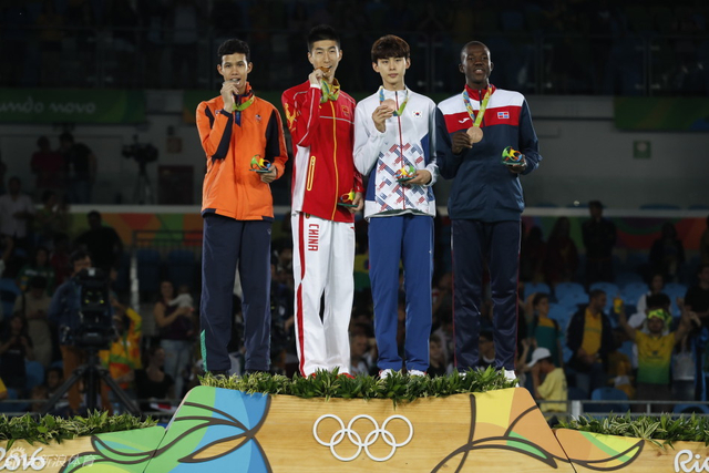 奖牌获得者合影