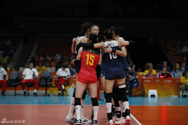 姑娘们相拥庆祝