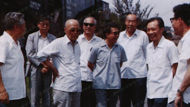 吕正操视察齐齐哈尔