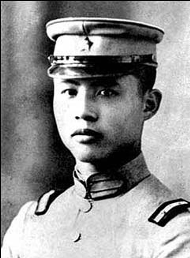 1925年从东北讲武堂毕业后，吕正操成了张学良的少校副官、秘书