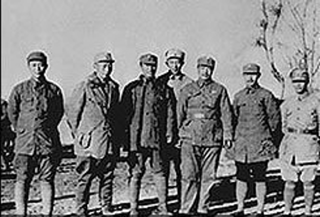 1939年，在晋察冀抗日前线。右起：舒同、关向应、贺龙、罗瑞卿、吕正操、聂荣臻、黄敬