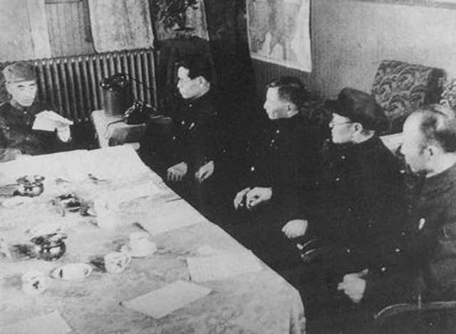 1948年，中共中央东北局召开会议。左起：林彪、高岗、陈云、张闻天、吕正操