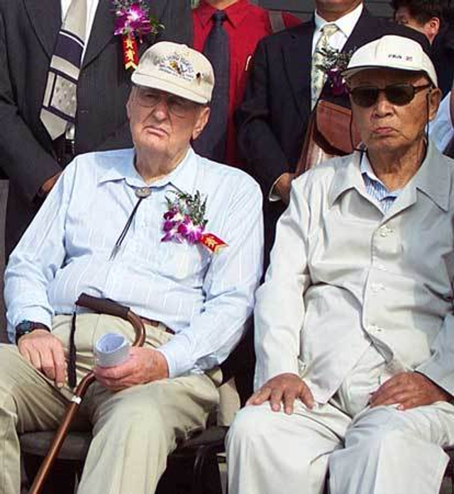 2001年，吕正操将军和美国援华飞虎队老战士代表在一起
