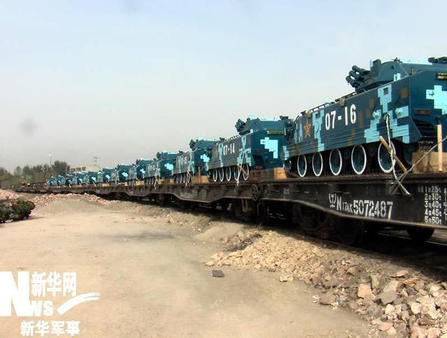 我军通过铁路向演习地域运送大批ZDB03式空降战车