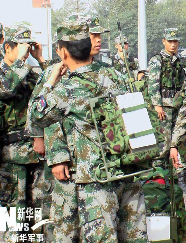 士兵携带的通信装备 新华军事记者 郑文浩 摄