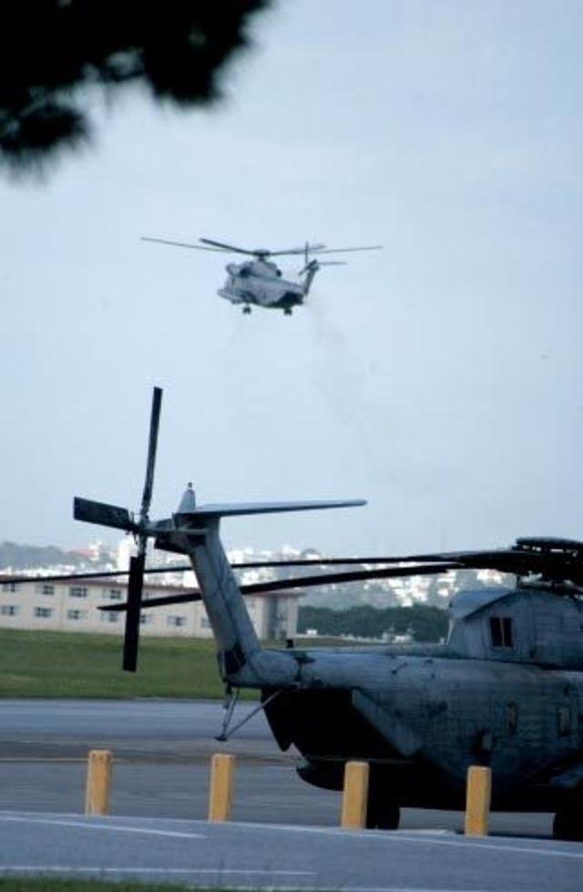 美國大型軍用運輸機正準備起飛,直升機正在機場巡檢.