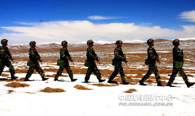 官兵们在异常寒冷、环境恶劣的无人区段巡逻，守护着这条神奇的天路。