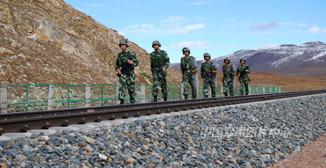 官兵在铁路沿线巡逻