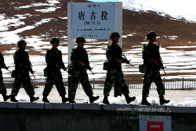 武警作战分队持枪巡逻在藏北无人区青藏铁路