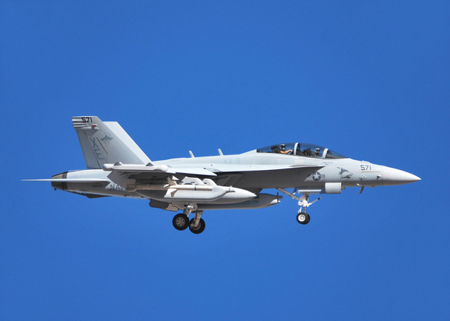 编号571咆哮者电子战机