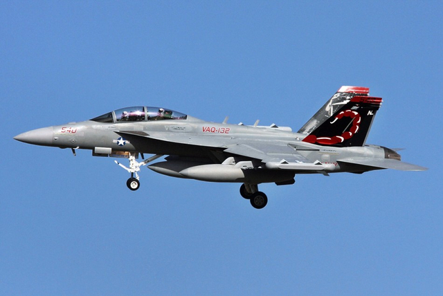 天蝎VAQ-132中队装备的540号咆哮者电子战机