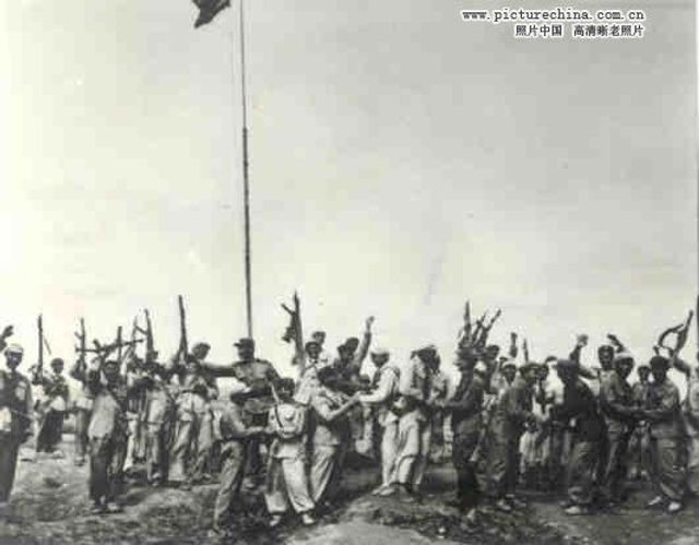 6、中朝军队欢呼停战协定签字