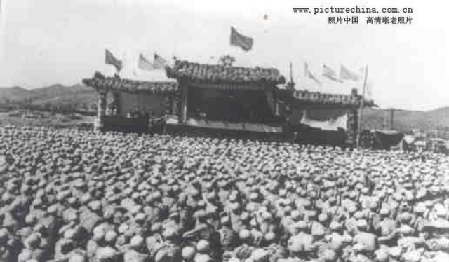 7、志愿军某部召开大会庆祝停战实现