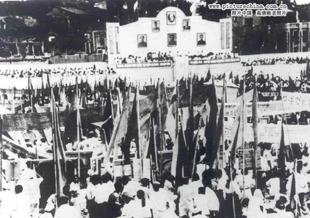 8、朝鲜平壤市人民欢庆朝鲜停战实现