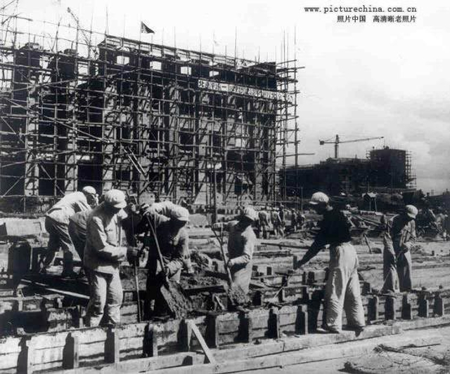 12、志愿军在朝鲜内阁办公厅综合大厦工地上劳动，帮助朝鲜人民重建家园