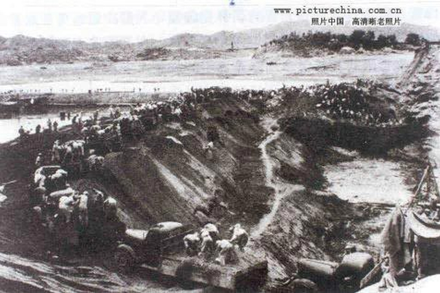 13、志愿军部队在修筑贮水池