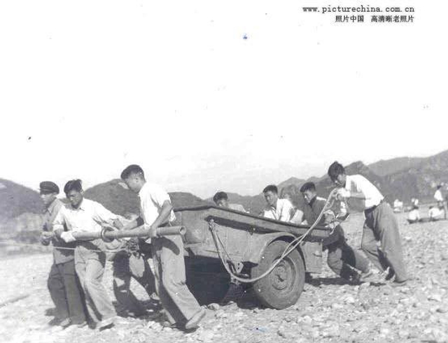 15、志愿军在进行助民劳动