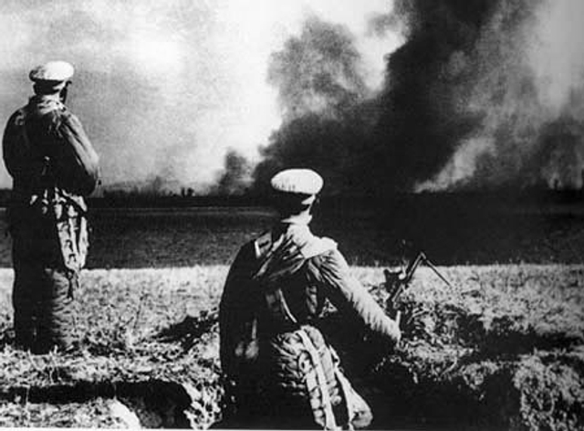 16、美国侵略者不顾中国的一再警告，把战火烧到中国边境，严重威胁了中国的安全