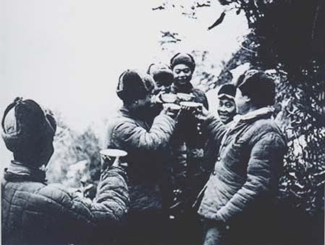 18、1951年元旦，志愿军战士们以雪代酒，为突破敌军在“三八线”的防线而干杯