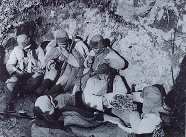 21、在艰苦的环境中，志愿军“一把炒面一把雪”，有时以土豆充饥