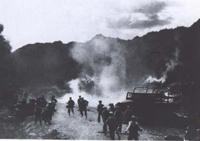 25、志愿军西线部队导速突破守军的防御。图为志愿军向加平之美军第24师发起攻击