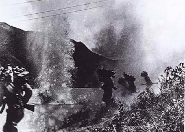 26、第五次战役中被志愿军反坦克小组击毁的美军坦克