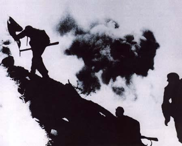 28、1951年8月18日，美军发起夏季攻势，志愿军和人民军进行了反击作战。图为志愿军攻占552.8高地