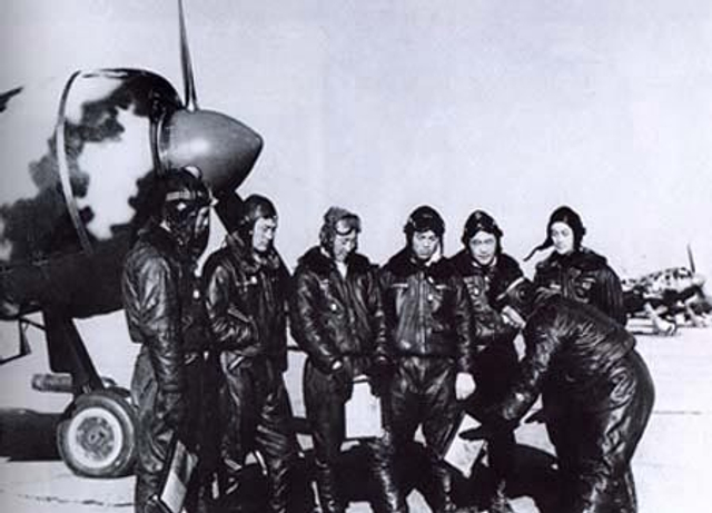 29、图为王天宝给战友们介绍经验