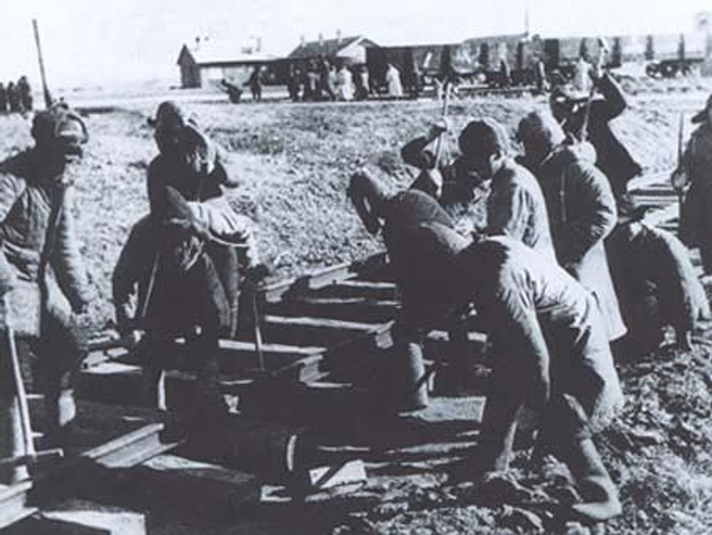 30、图为志愿军铁道兵抢修铁路