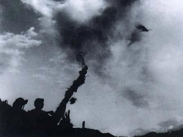 31、图为志愿军高炮某部击落美“佩刀”式战斗机