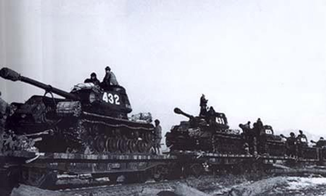 33、中国人民将坦克运往朝鲜前线