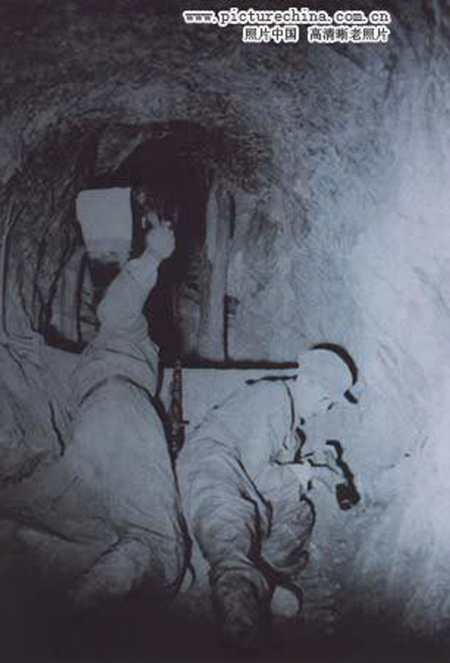 35、图为志愿军战士利用坑道积极杀敌