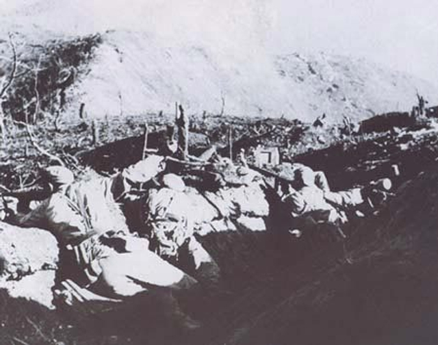 37、1952年10月14日，上甘岭战役开始，志愿军英勇抗击进攻美军