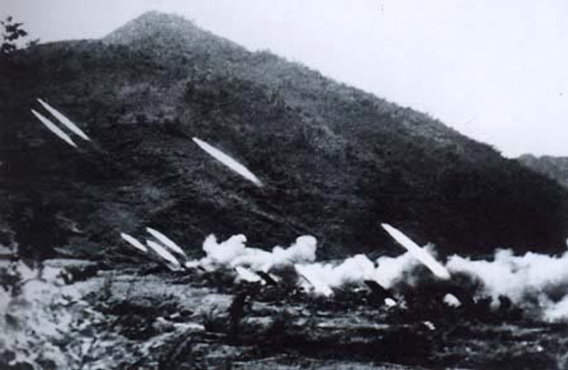 39、图为志愿军火箭炮向敌阵地轰击