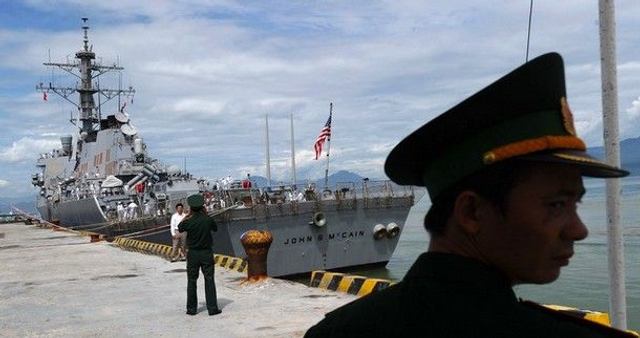 军港停靠的麦凯恩号