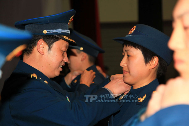 北空部队某师100余名新兵授衔