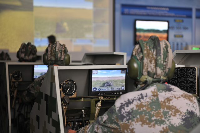 参演官兵操作模拟装甲车辆成战斗队形向“敌纵深”开进