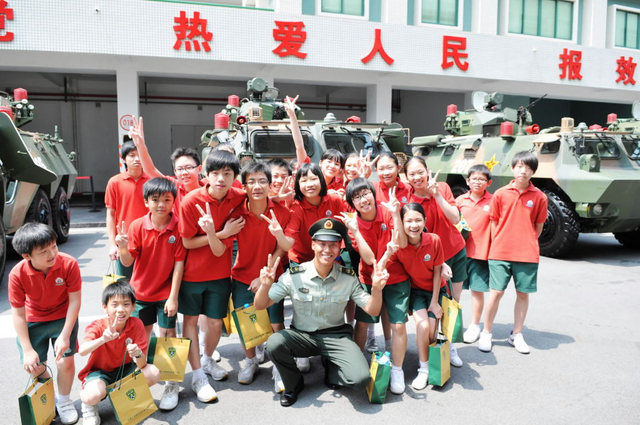 澳门小学生与一名驻澳门部队士兵合影