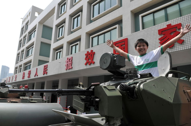 澳门小学生进军营玩真枪