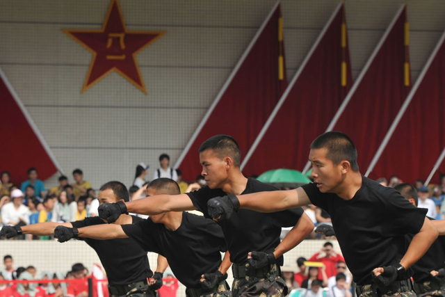 驻澳门部队士兵在给小学生和来宾展示特种兵拳术