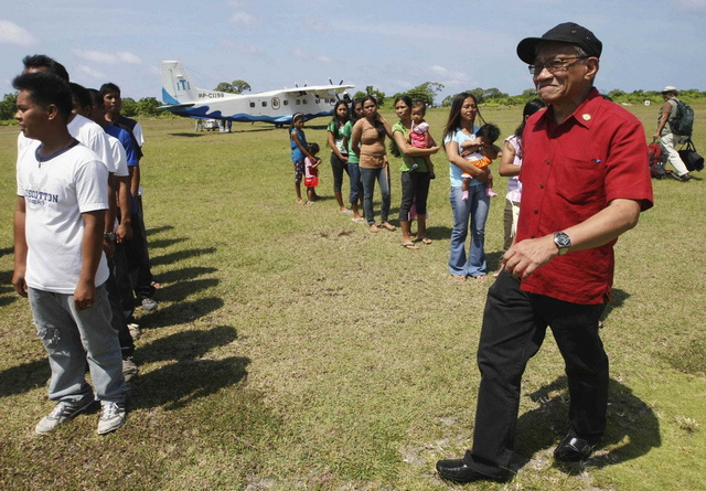 这些议员在普林塞萨港市与军队数名高官汇合