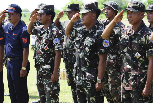 驻守中业岛的菲律宾士兵列队欢迎国会议员登岛