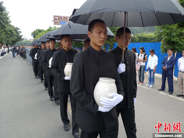 工作人员护送远征军骨灰进入国殇墓园