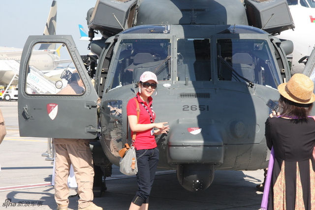 女观众在黑鹰直升机前留影
