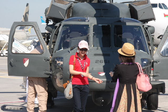女观众在黑鹰直升机前留影