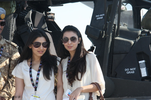 阿拉伯美女与阿联酋大兵合影