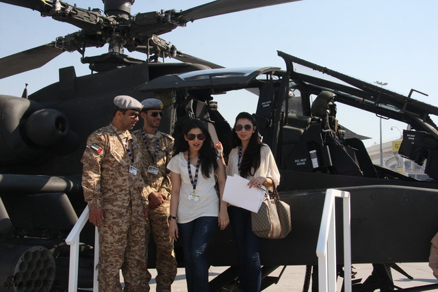 阿拉伯美女与阿联酋大兵合影