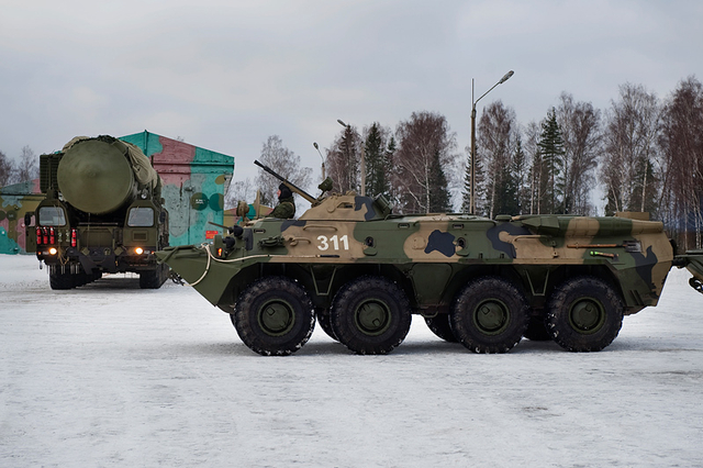 护卫队BTR-70开车先头开路