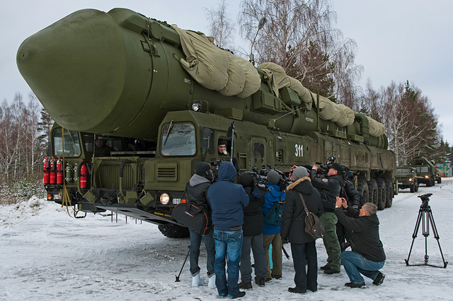 媒体争相采访导弹车驾驶员